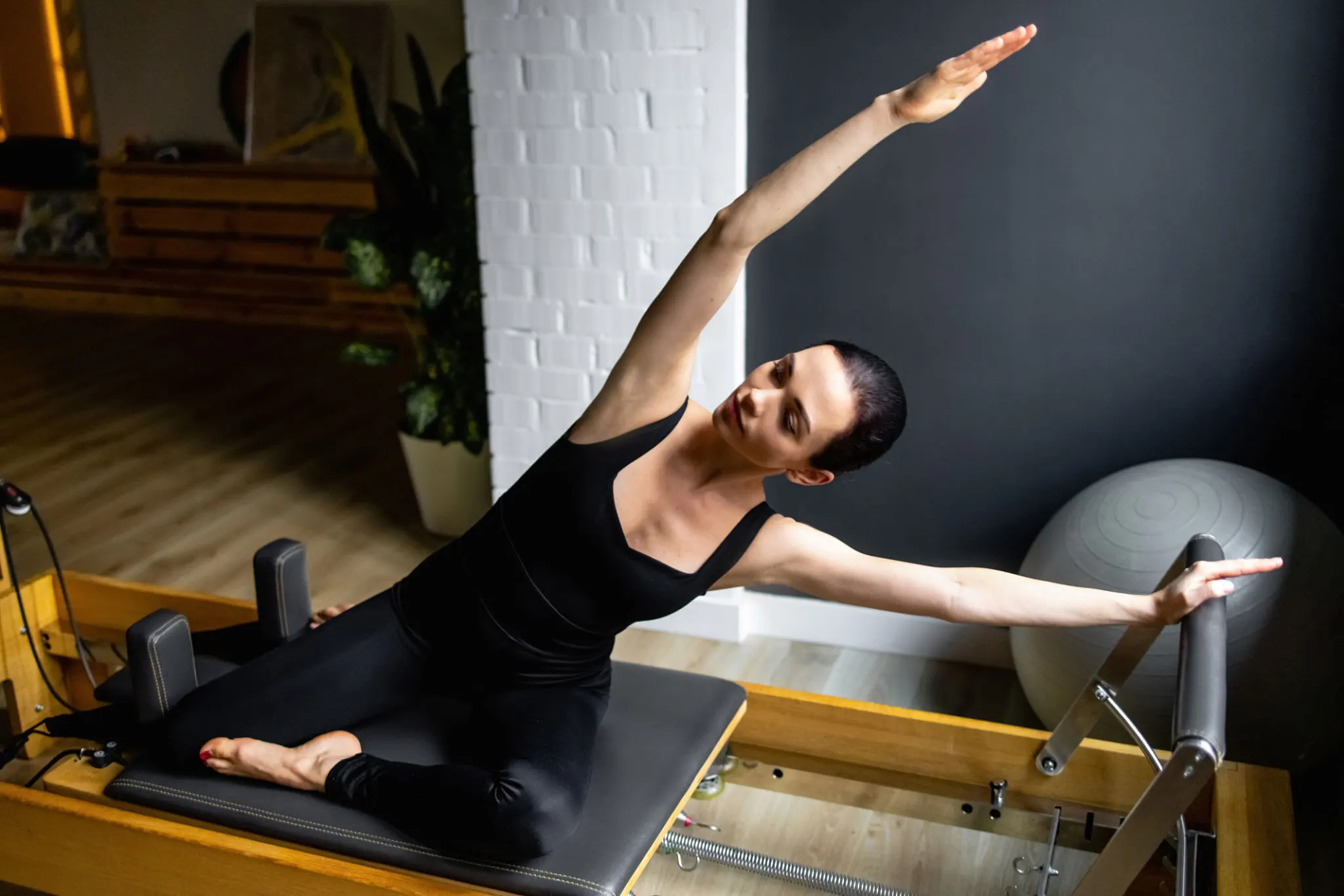 Aluna praticando Pilates no estúdio Kiwi Pilates