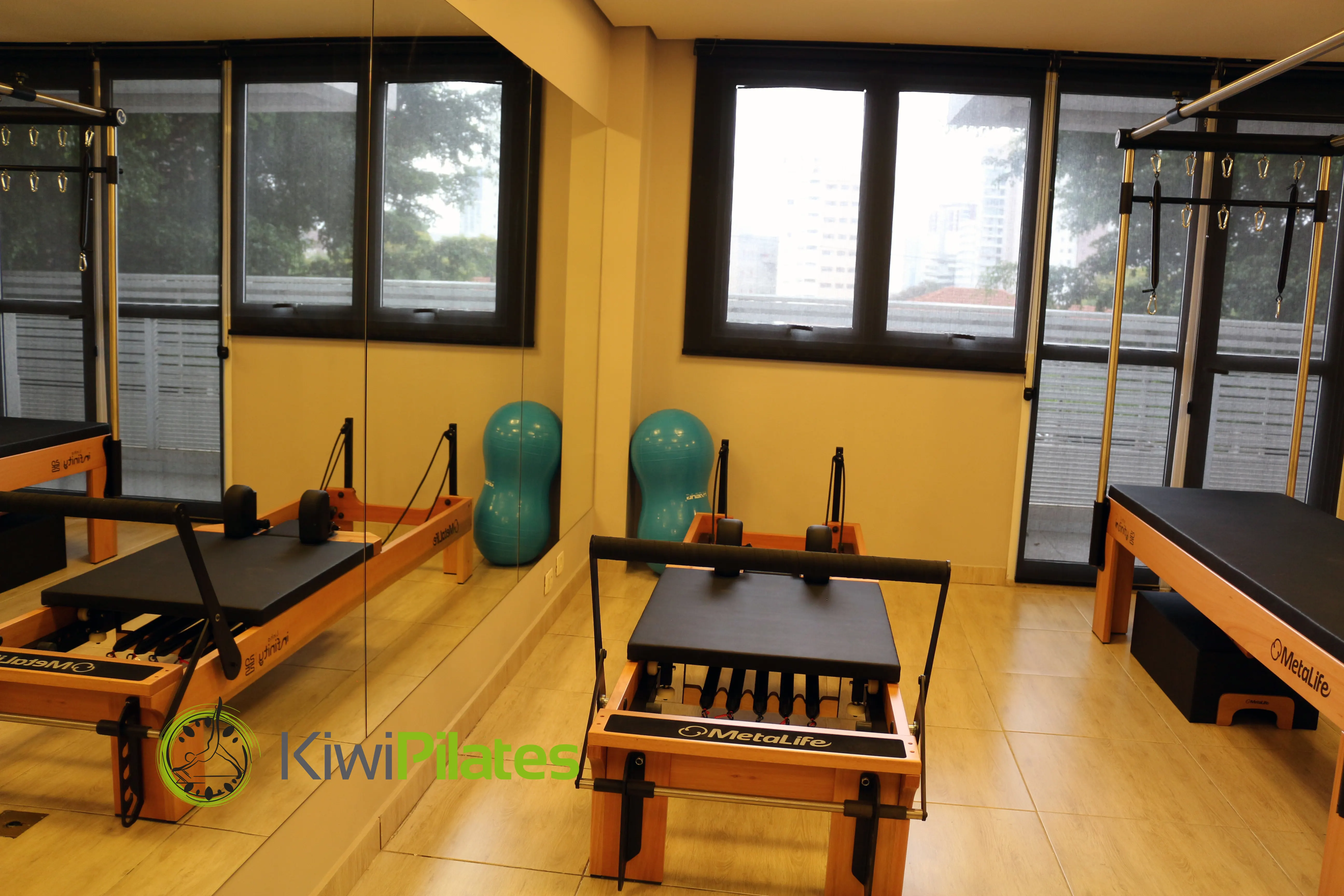 Visão geral do estúdio Kiwi Pilates iluminado