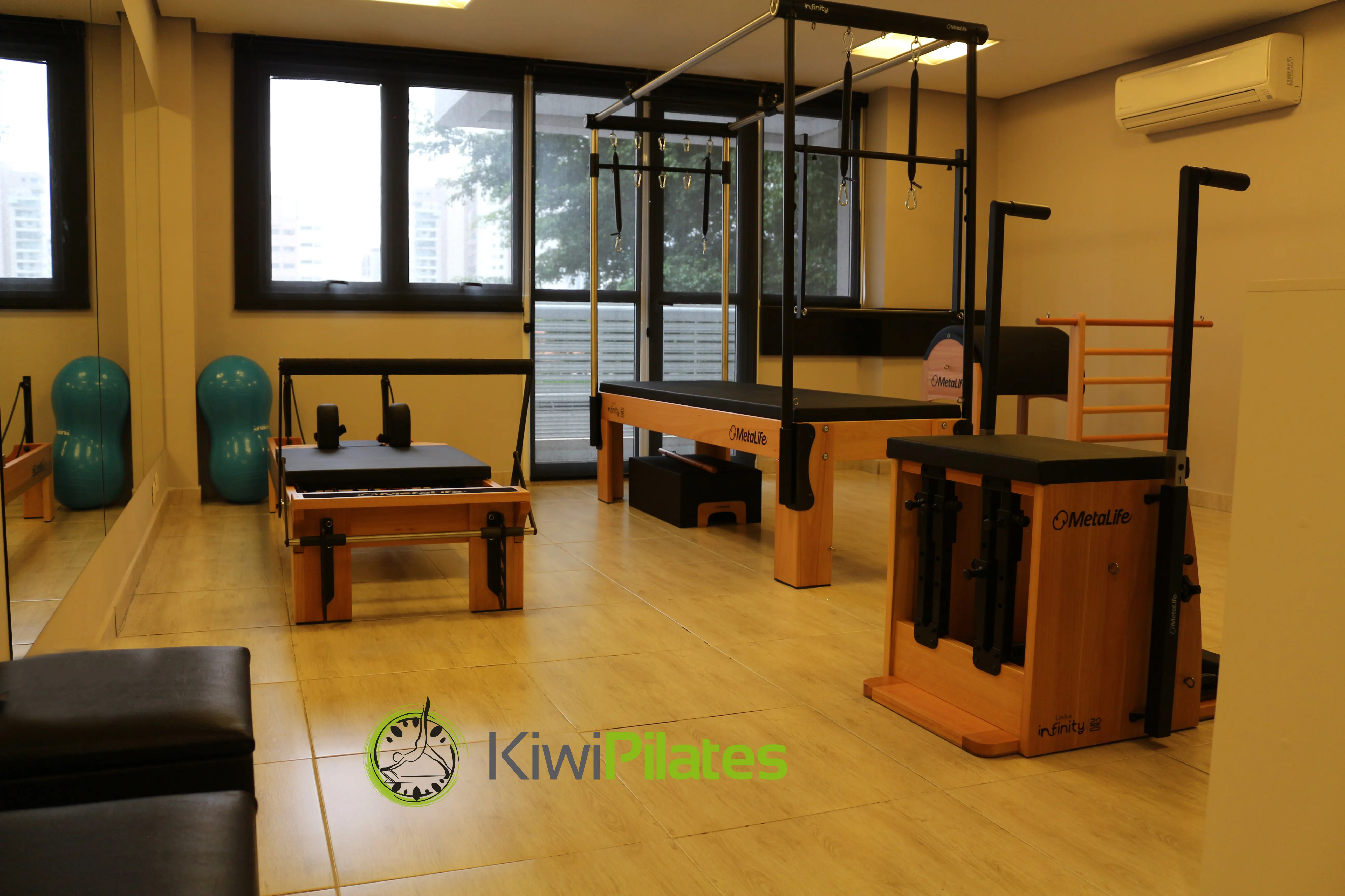 Fisioterapeuta corrigindo aluno durante a aula